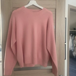 Ljusrosa tröja - Ljusrosa tröja från uniqlo i 100% ull. Storlek L men sitter som en M