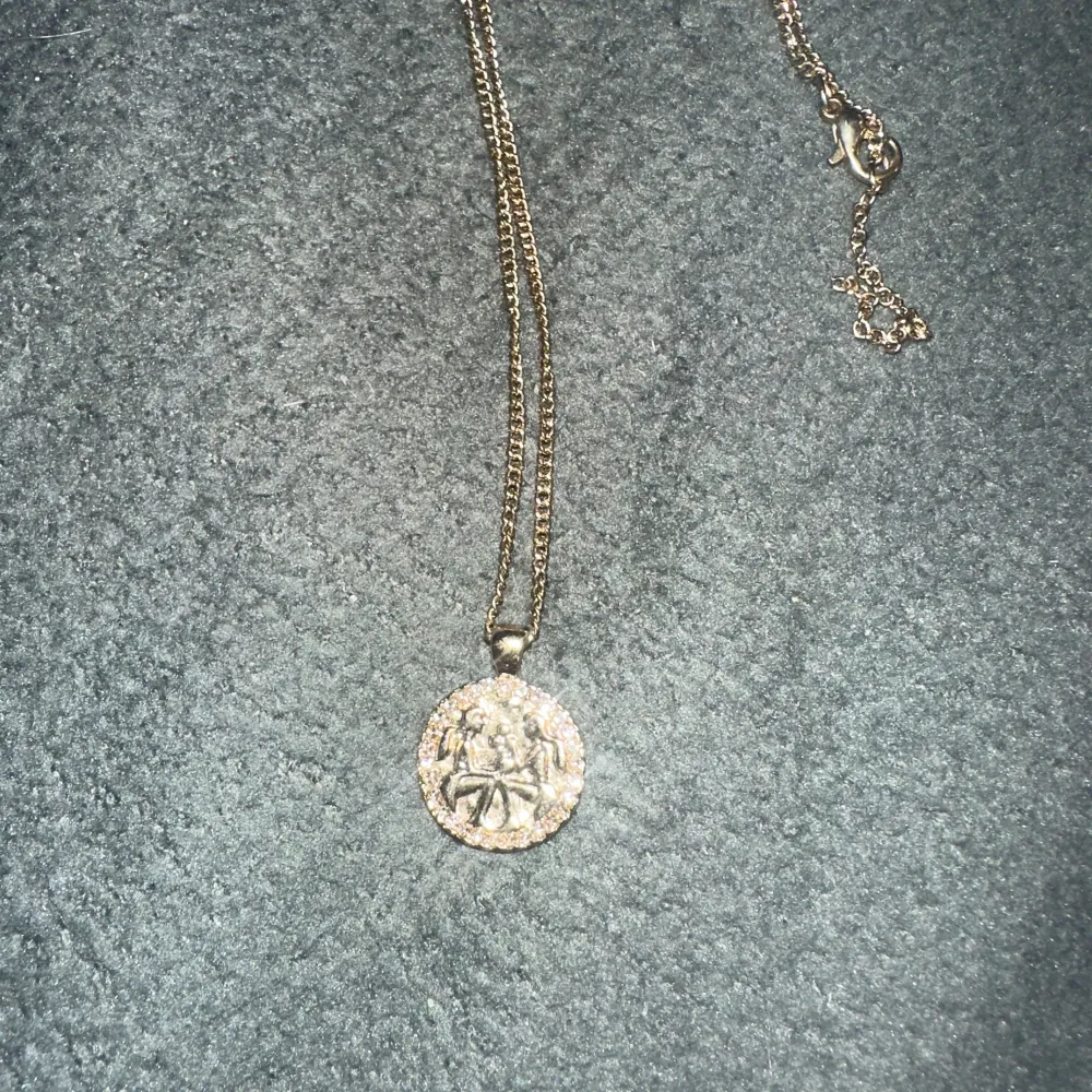 säljer ett jätte fint stjärntecken halsband med stjärntecknet tvilling/gemini i guld ifrån Ginatricot! priset kan diskuteras och jag står inte för frakten! 🥰. Accessoarer.