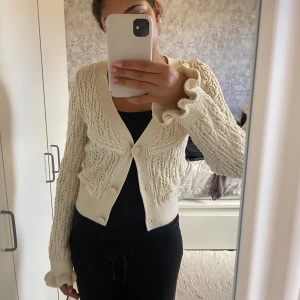 Stickad kofta  - PRIS DISKUTERAS!! Super vacker kofta från h&m med så mycket detaljer och volang, tre knappar i fram, köpt för ca 350kr💗