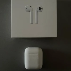 Apple hörlurar - Funkar som de ska men ljud och batteri har blivit sämre med tiden, kvitto finns