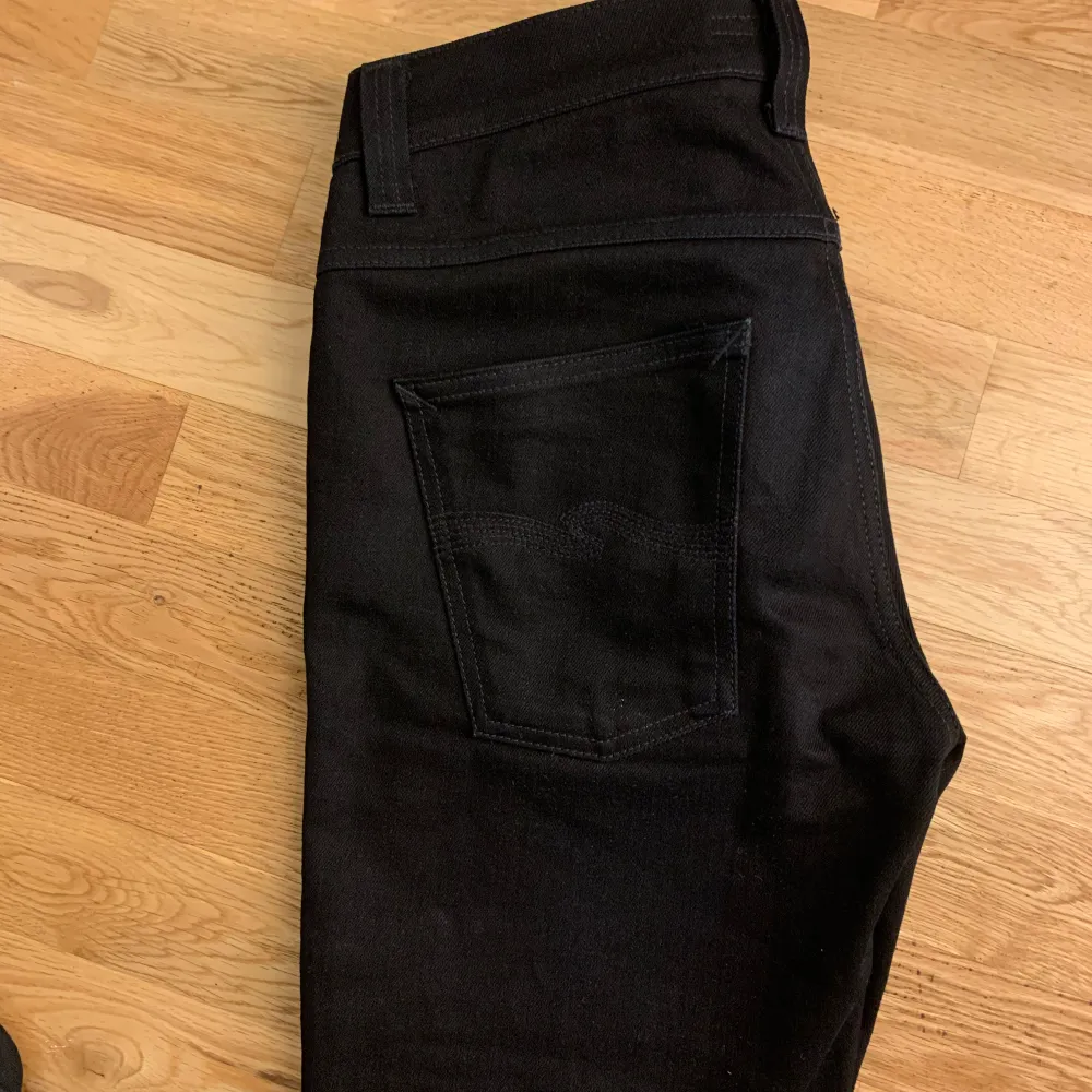 Säljer nu dessa eftertraktade Nudie jeans i modellen ”grim trim”🤩 Jag är 183 och väger 73 kg. Det är storlek W31L32. Riktigt stilrena jeans för bra pris. Nypris 1600kr, mitt pris 549kr!🤩🤩. Jeans & Byxor.