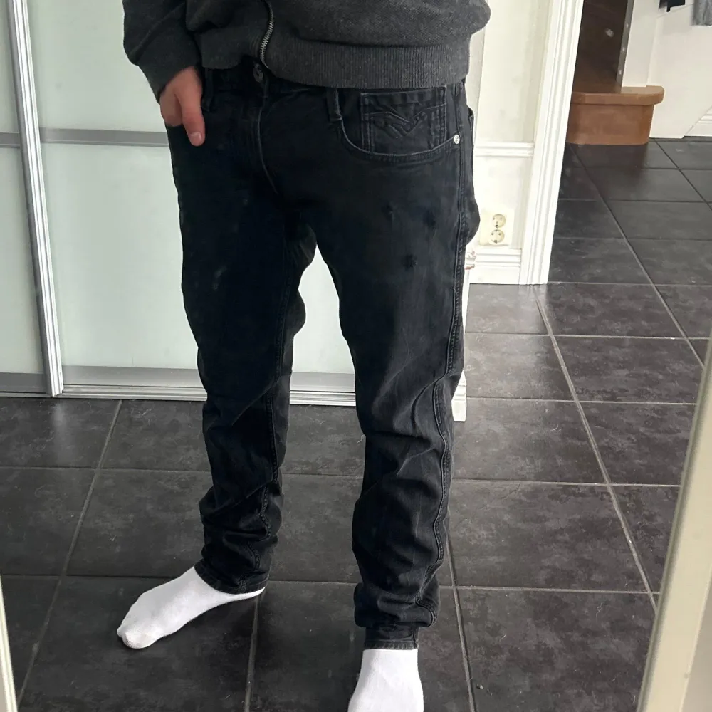 Säljer nu dessa Replay Anbass jeans i storlek 34/34. De är i fint skick inga defekter. Feta och unika slitningar. De sitter lite stort på mig enligt mig och jag är ca 181cm, men ni kan ju se på bilden och avgöra själva. Hör av dig vid funderingar!⚡️. Jeans & Byxor.