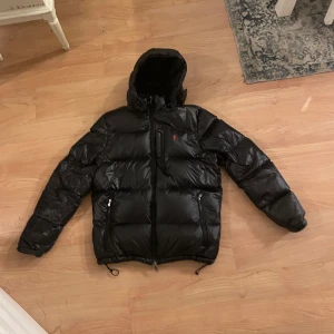 Ralph Lauren puffer jacket - Hej, jag har en raulph lauren jacka men den är för stor för mig eftersom mormor köpte för stor storlek. Den är i L och jag har S i vanliga fall, kom med bud eller så skulle byten vara intressant på jackor/västar i storlek S som passar om man är 173cm