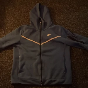 Nike tech  - Blå nike tech fleace knappt använd säljer då den inte kommer till användning 