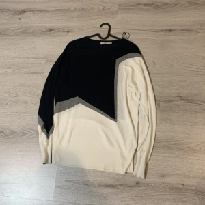 Stickad tröja  - Säljer snygg & modern stickad tröja från zara! Finns ej i butik eller på webbsida längre.  Sparsamt andvänd!