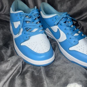 Jordan 1 carolina blue - knappt använt. Ingen orginalkartong.  Storlek:43 