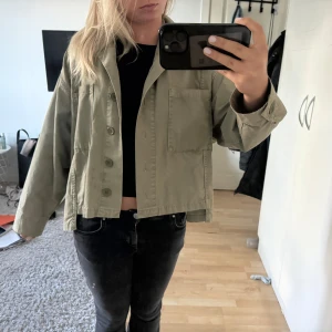 Grön höstjacka - En perfekt grön jacka till hösten, har inga defekter 💞