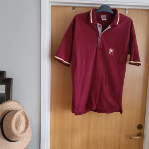 Vintage retro Nike polo shirt - Äldre Nike-tröja. I pikémodell. 100% bomull. Använd men fint skick.