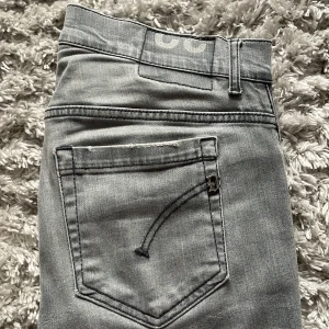 Dondup jeans - Säljer nu dessa dondup jeans modell george, utmärkt skick. Storlek 29 skulle säga att de sitter som 29/32. 