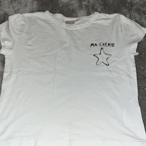 T-shirt  - Säljer denna gulliga tröjan från Gina Young, den är som ny!💕