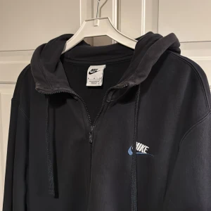 Nike zip hoodie - En superfet nike hoodie i mycket bra skick. Säljer pga att den är för stor för mig. Nypris 900kr. Pris kan diskuteras vid snabb affär