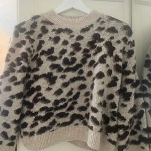leopard stickad tröja - säljer den här leopard stickade tröjan som inte kommer till användning❤️ köptes nyligen storlek xs men passar s också