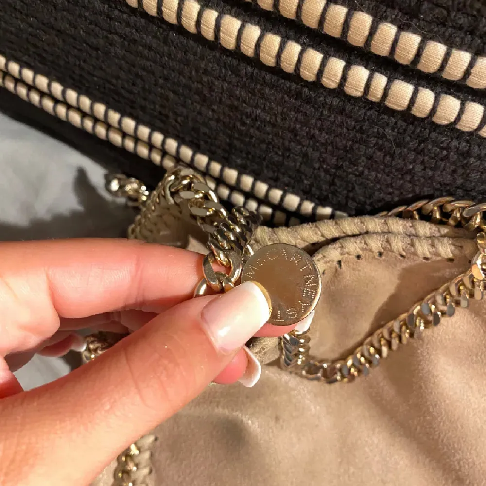 Säljer en superfin Falabella Tiny Tote Bag från Stella McCartney. Den är beige, köpt här på Plick ! Kort medföljs (  lånade bilder) kom med prisförslag! . Väskor.