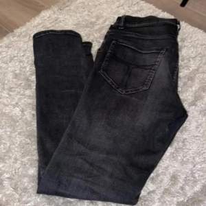 Tja! Säljer ett par Tiger of Sweden jeans i storlek 29/32 och i skick 9/10. Använda fåtal gånger, skulle säga att dom passar för nån som är 165-175 lång. | Köptes för 1599 | Mitt pris 799+ frakt men pris kan diskuteras. Hör av er vid frågor! 