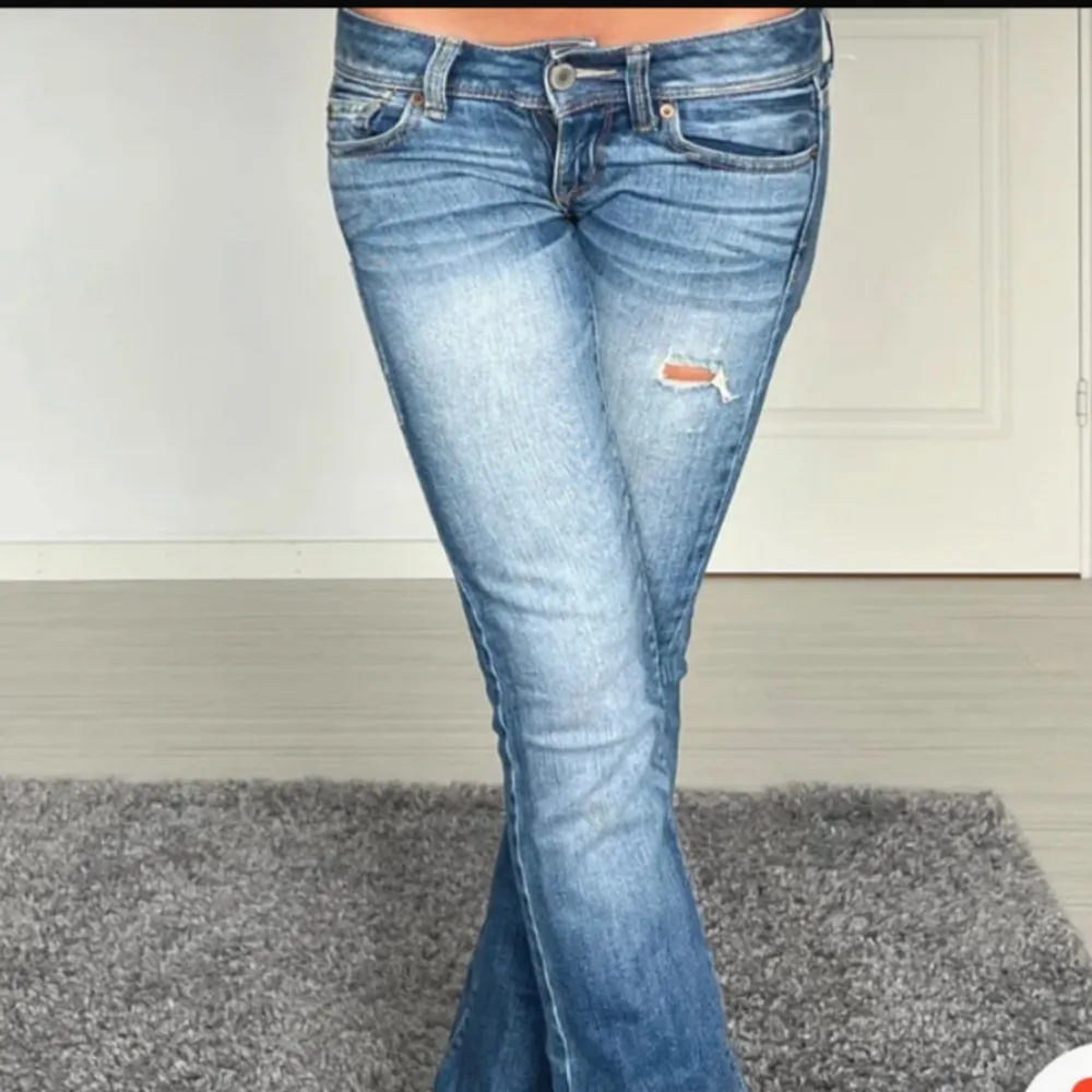  Ett par jättesnygga American Eagle, midjemått 37  innerben 76 (bilder från förra ägaren) skriv för fler bilder💗💗Skulle säga att storleken är XS. Jeans & Byxor.