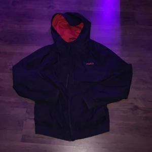 Hugo Boss windbreaker jacka - Säljer den för att den är för stor för mig, den är i väldigt bra skick, skriv privat för mer info! ℹ️ 