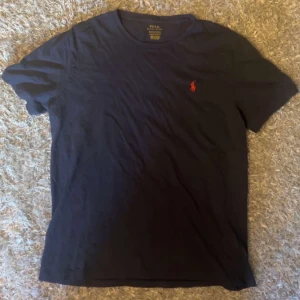 Ralph lauren tshirt slimfit - Jätte bra skick använd i cirka 6-7 månader och köptes för 1200 på johells