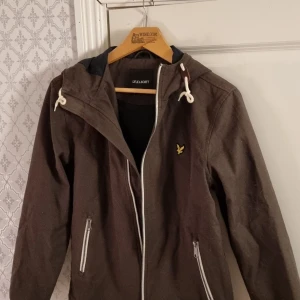 Jacka från lyle & scott - Säljer min jacka från lyle & Scott då jag inte använder den, använd max 3 gånger. Skriv vid minsta intresse och priset är inte hugget i sten! Kolla även in min profil för massa bra märkeskläder!