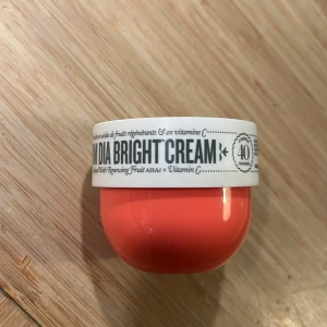 Kräm - Sol de Janeiro kräm deras bom dia bright cream, har använt fåtal gånger men har inte använt på jätte länge. Skriv om due intreserad