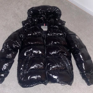 Moncler jacka svart  - Säljer min svarta moncler jacka helt ny, men tvungen att sälja pga av för stor🩷jackan är som sagt helt o använd. Köpt för ungefär 10.000 säljer för 6000, pris kan diskuteras❤️