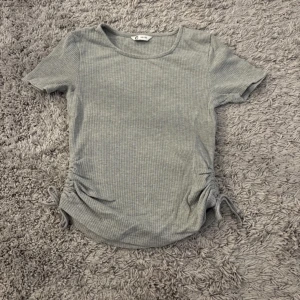Grå T-shirt - Använt Max två gånger  Storlek 146/152