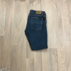 Nudie jeans  - Snygga Nudie jeans som är i toppskick nypris ligger på 1600 men vårat pris är 299 priset är spikat