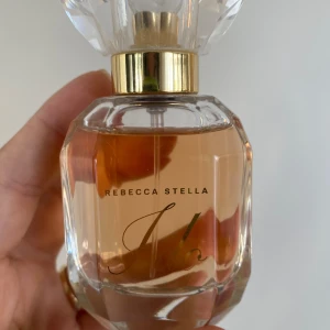 Parfym Rebecca Stella - Parfymen ”I Do” från Rebecca Stella! Använd mängd enligt bild. Förvarad mörkt och kallt! 