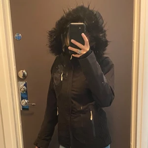 Svart skidjacka  - Svart skidjacka, använd fint skick, i storlek 34, 