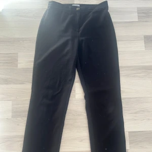Kostymbyxor  - Jätte fina kostymbyxor. Dom är i storlek 38 men passar 36 