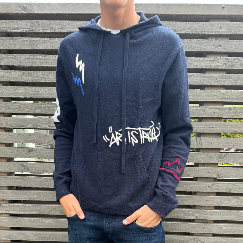 Sällsynt hoodie från Zadig Voltaire i Kashmir och Merino mix | Bra skick men har gått upp vid halsen; se bild 3, går att laga | Storlek S men passar M | INGA BYTEN. Hoodies.