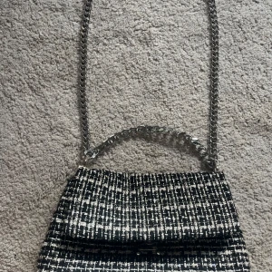 Svartvit möstrad väska från gina tricot - Svartvit mönstrad väska från gina tricot i gott skick🖤🤍