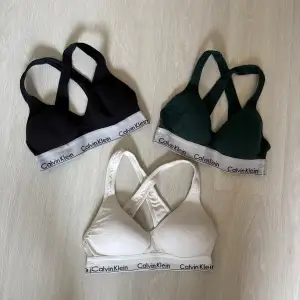 Säljer dessa 3 toppar ifrån Calvin Klein i storlek XS.🖤 Finns tecken på användning men inga defekter.🤍 Köp 1 för 50kr eller alla 3 för 150kr.💚