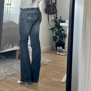 Lågmidjade bootcut jeans - Från Tally Weijl i storlex XS, skulle även säga att de passar XXS. Midjemåttet är 37cm och innerbenslängden är 77cm. Superfint skick med fina detaljer på fickorna. Här av er vid funderingar🫶