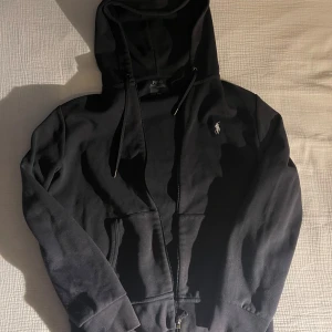 Ralph Lauren zip tröja - En Ralph Lauren zip tröja med luva i väldigt bra skick.  Nypris: 2199kr