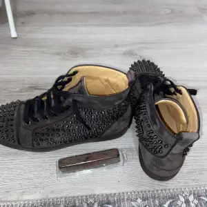 Christian Louboutins spiked hightop sneakers, condition 9/10 one of the spikes are slightly detached, nice pair great color way  Marked size 42, 27cm  Price 2300kr which is a great price for an authentic pair