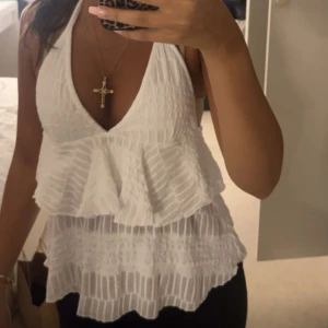 Nelly topp - Jag säljer denna toppen från Nelly, då den inte har kommit till någon användning. Jätte fin och som ny💕