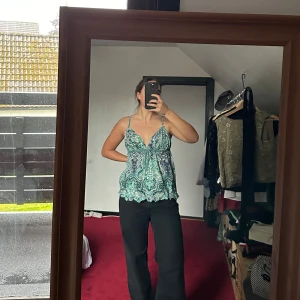 Odd Molly linne - Vacker topp från Odd Molly. Aldrig använd av mig. Står att det är en strl 4, vilket ska motsvara XL. Men den passar mig super, så snarare en M.