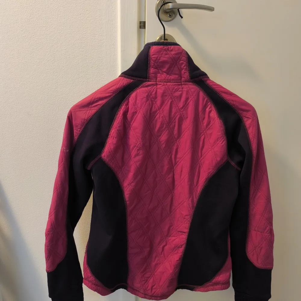 Säljer en snygg rosa quiltad jacka från Horze Den har lila detaljer på sidorna och ärmarna, Jackan är gjord av 100% polyester med inslag av elastan för extra stretch. Perfekt för höst och vår. Använd men inga skador eller slitsge.strl 36. Jackor.