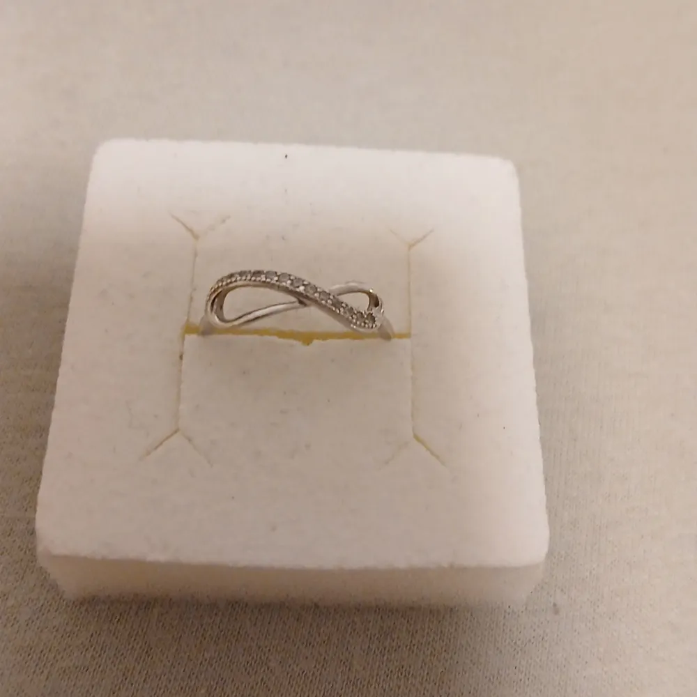 Hej säljer den här infinty ring storlek 17. Inte använd men köpt för 295 och vill gärna sälja för 50kr. . Accessoarer.