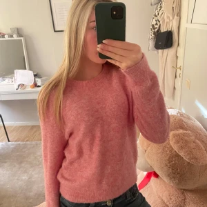 Rosa stickad tröja - Säljer nu min fina rosa stickade tröja från & other storys❤️❤️