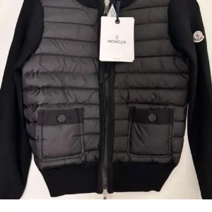 Moncler jacka - Säljer min moncler jacka då den ej kommer till användning längre.  Avänd i 2 månader. Jätte fint skick nästan som ny! Köpt för 9000kr Påse ingår till jackan.  Jag köpte den här på Plick när den var helt ny.  Pris går att diskutera!💕