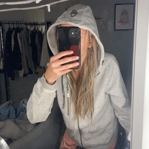 Sail racing tröja  - Hej! jag säljer denna jätte snygga sail racing tröjan då den inte alls kommer till användning! Ordinarie pris ligger på ungefär 1200kr. På sista bilden ser man att fickan där inne egentligen ska sitta fast där på insidan men det kan man lätt fixa💕