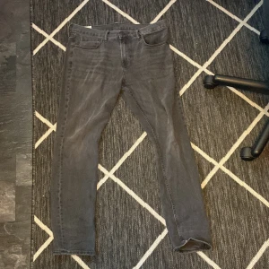Slim Fit Jeans - ett pr slimfit jeans i färgen svart, extremt stretchiga och tåliga jeans från H&M 