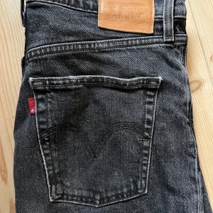Svarta levis jeans💕 - Svarta levis jeans strlk 30💕, hög midja, fint skick förutom ett litet hål på knät som syns på bild 4💕 nypris 1349, köpa på carlings, ge gjärna prisförslag