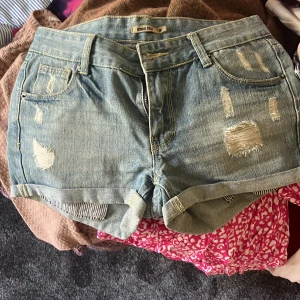 Jeans shorts  - Säljer dessa så fina shortsen som tyvärr är för små av mig. Så coola och är i storleken 36. Märket är Serious Sally men köpta second hand.