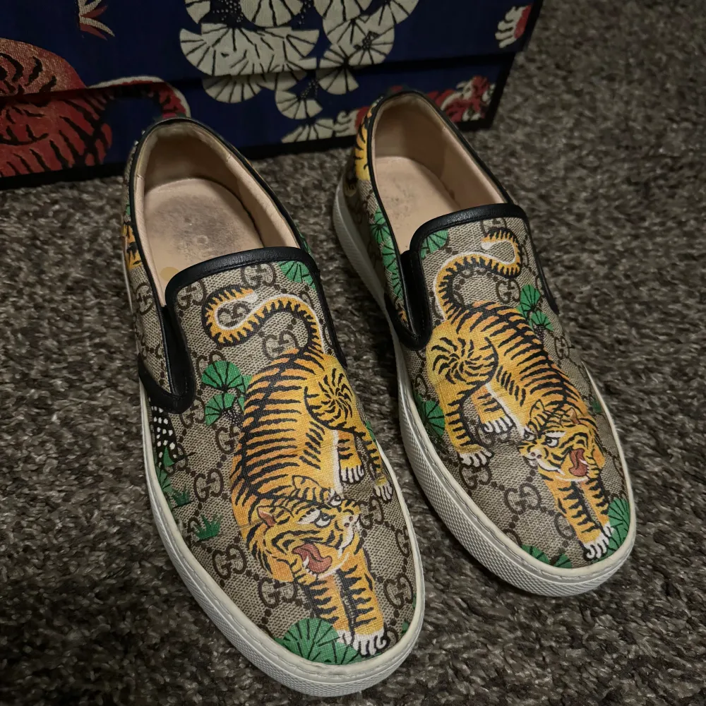 Gucci Slip on i storlek 8.5. Fint skick. Box, dustbag etc ingår. Skorna är discontinued och svåra att få tag på.. Skor.