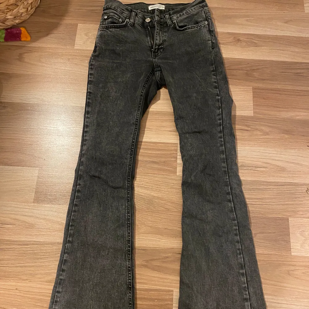 Jätte snygga flare/bootcut jeans från Gina tricot som tyvärr har blivit för små!! Ungefär midwaist, lite andvända men inte jätte mycket köpte dom i julas, skriv om du har frågor!. Jeans & Byxor.