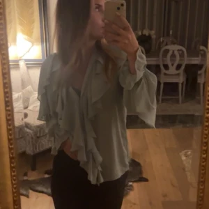 Ljusgrön/ turkos blus  - Säljer nu denna super fina blus från ZARA då jag har en liknande. Den är i storlek L/M men passar mig som har XS/S då den inte har en tight passform (Skulle säga att den är som en ONE SIZE)💗💕
