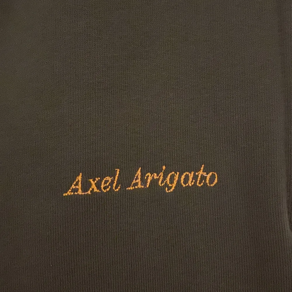 Hej jag säljer denna Axel arigato tracksuit helt ny och är äkta. Vid intresse skriv. Ny pris runt 4000. Byxorna är större storlek än tröjan så byxorna är baggy. . Hoodies.