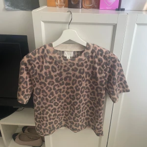 Leopard T-shirt - Leopard t-shirt från h&m, används 1 gång köpte den för 300kr och säljs pågrund av att den aldrig kommer till användning 